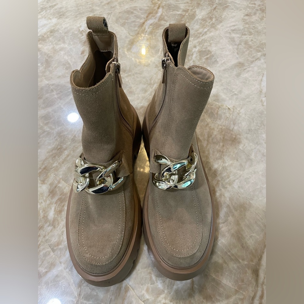 Steve Madden Beige Ankle Boots Size 9. Excellent like new condition.